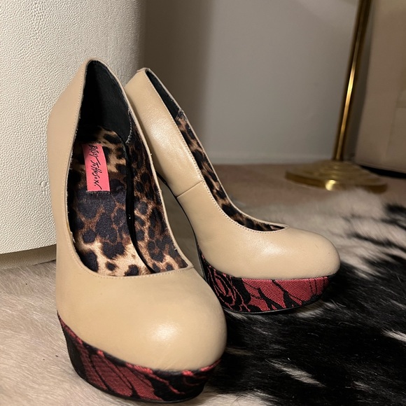 Betsey Johnson Taupe stacked leather and lace heels - Picture 4 of 10